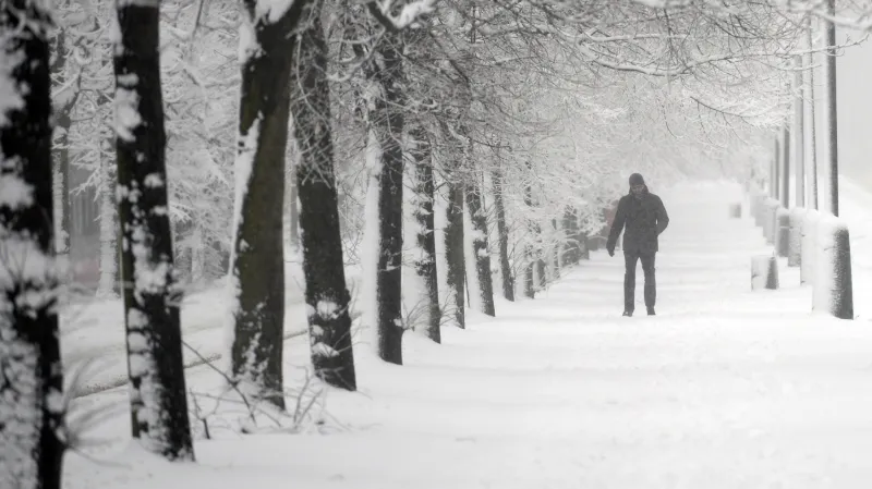 Husté sněžení se nevyhnulo ani Praze