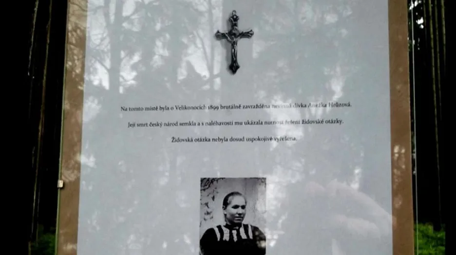 Protižidovský text, který představitelé ultrapravice umístili k symbolickému hrobu Anežky Hrůzové