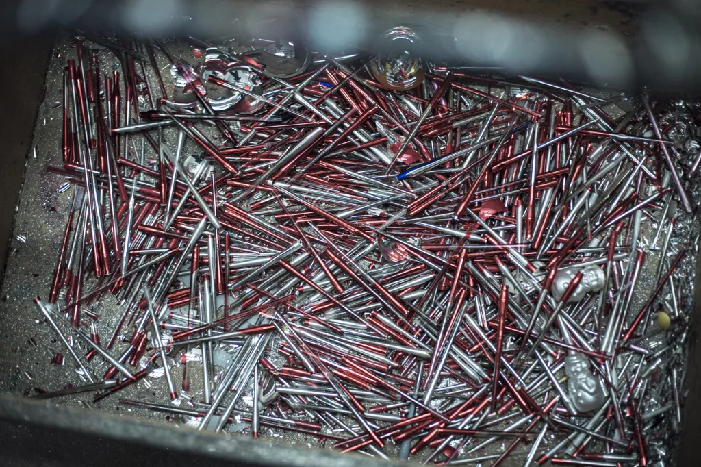 Na konci výrobního procesu baňky pracovnice balírny zbavuje stopky a zasponkuje je