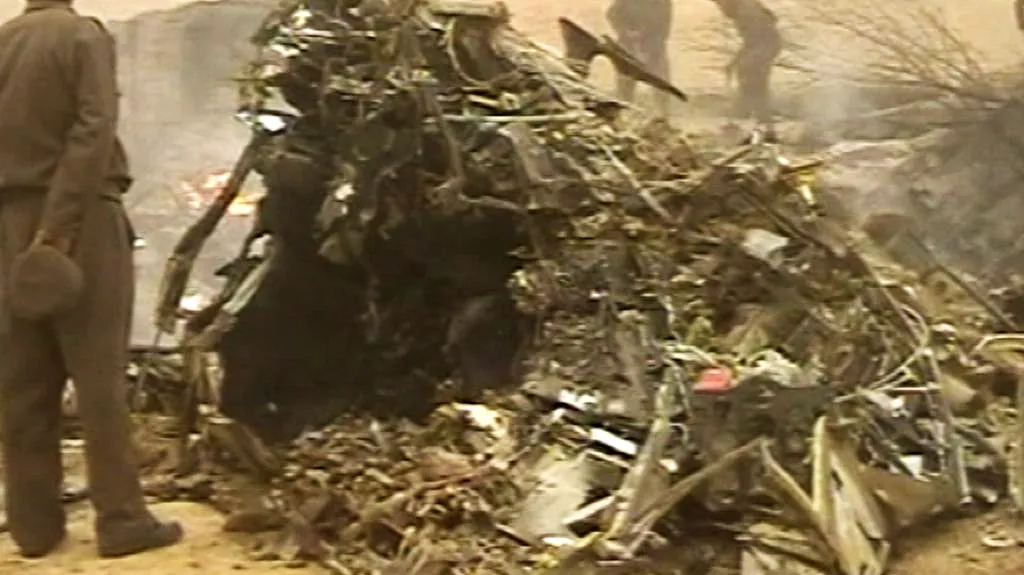Trosky vrtulníku, v nichž našlo smrt 38 lidí
