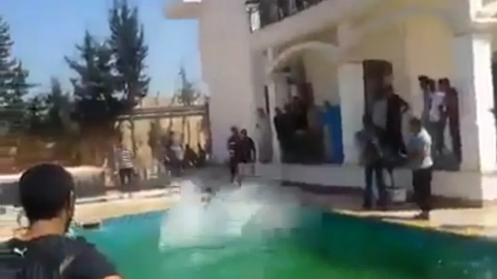 Libyjští milicionáři skáčou do bazénu