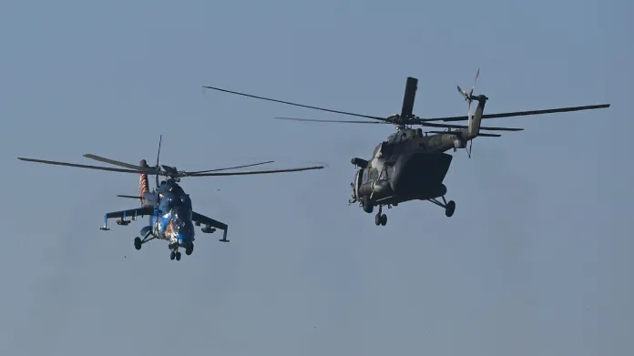 Vrtulníky Mil české armády při jednom z posledních vystoupení Mi-24 v jejích barvách