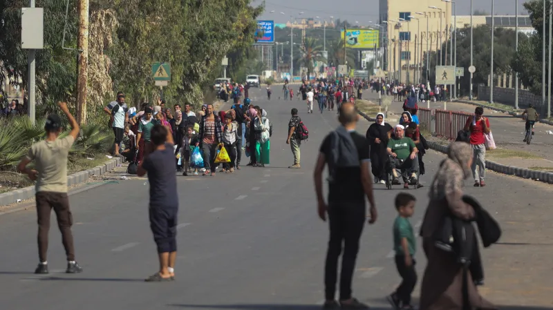 Palestinští civilisté odcházejí ze severu Pásma Gazy po silnici