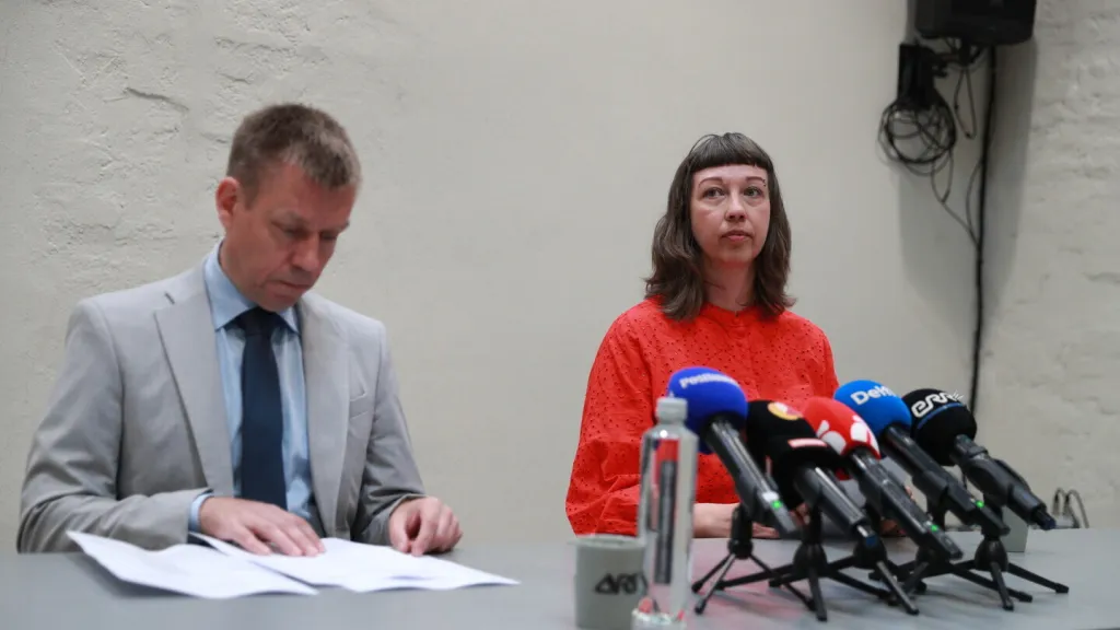 Vedoucí kriminálního odboru Severní prefektury estonské policie a pohraniční stráže Rait Pikaro a předsedkyně Estonského svazu umělců Maarin Ektermannová (19. května 2026)