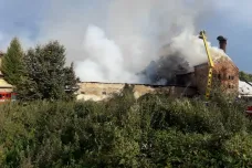 Hasiči zasahovali u požáru opuštěných objektů v Chlumci nad Cidlinou
