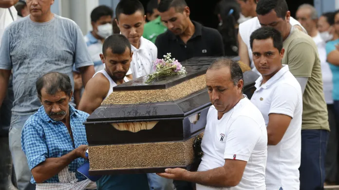 Pohřeb oběti sesuvu půdy v Kolumbii