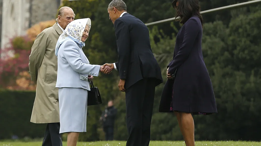 Alžběta II. vítá Baracka Obamu po příletu do Windsoru