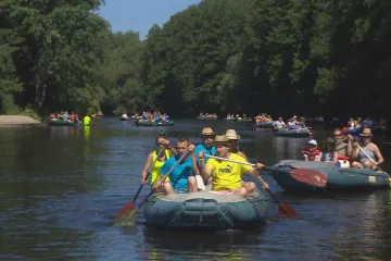 Český Krumlov a Vyšší Brod zvažují mýtné pro vodáky. Peníze by šly třeba na úklid