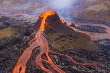 Sopka není pouťová atrakce. Na Islandu se k vulkánu vydaly davy turistů