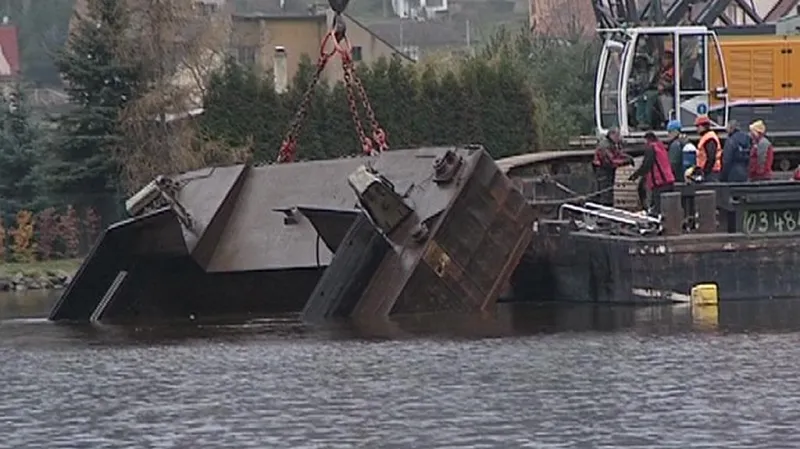 Vytahování potopené lodi