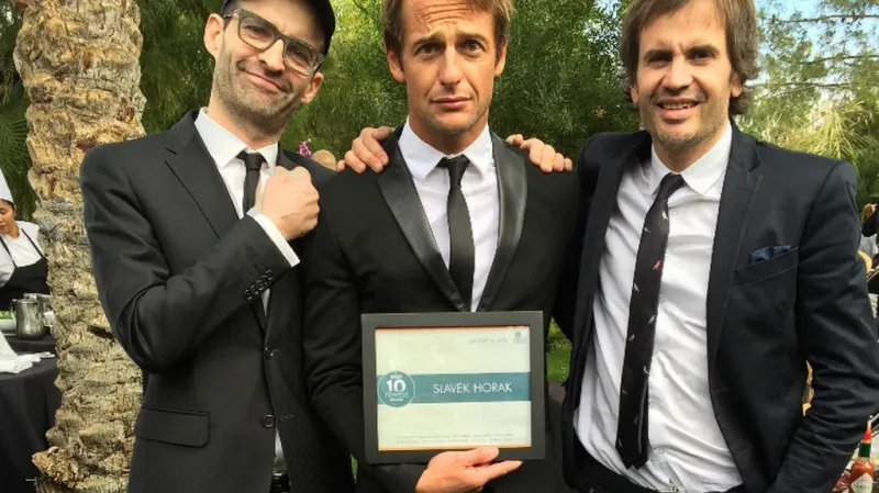 Slávek Horák s oceněním 10 Directors to Watch od magazínu Variety; spolu s režisérem Filmu o filmu Mikulášem Křenem a koproducentem Prokopem Svobodou