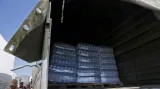 Jeden z kamionů ukrývá balení s vodou