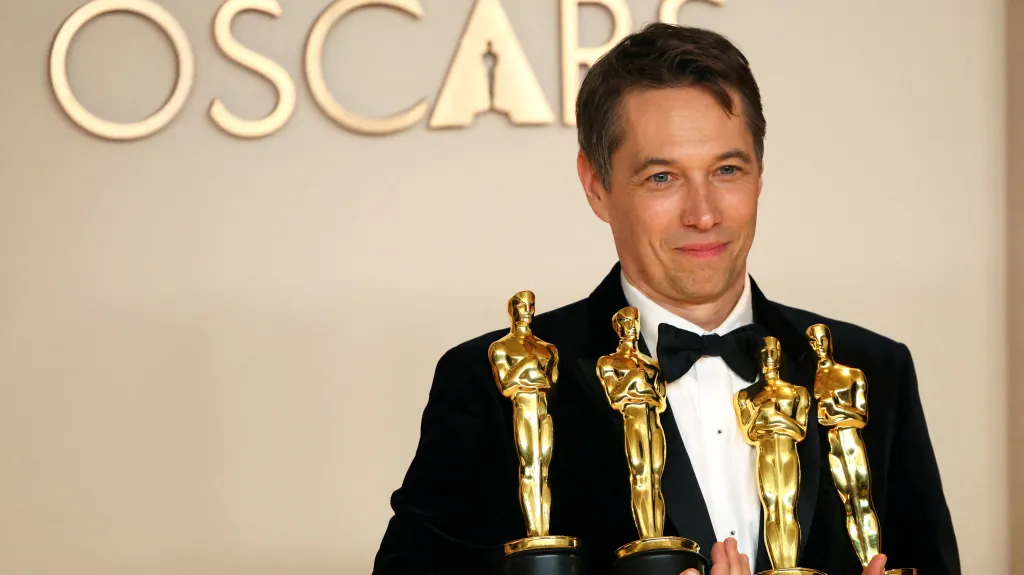 Sean Baker se čtyřmi z celkem pěti Oscarů, které jeho film Anora získal
