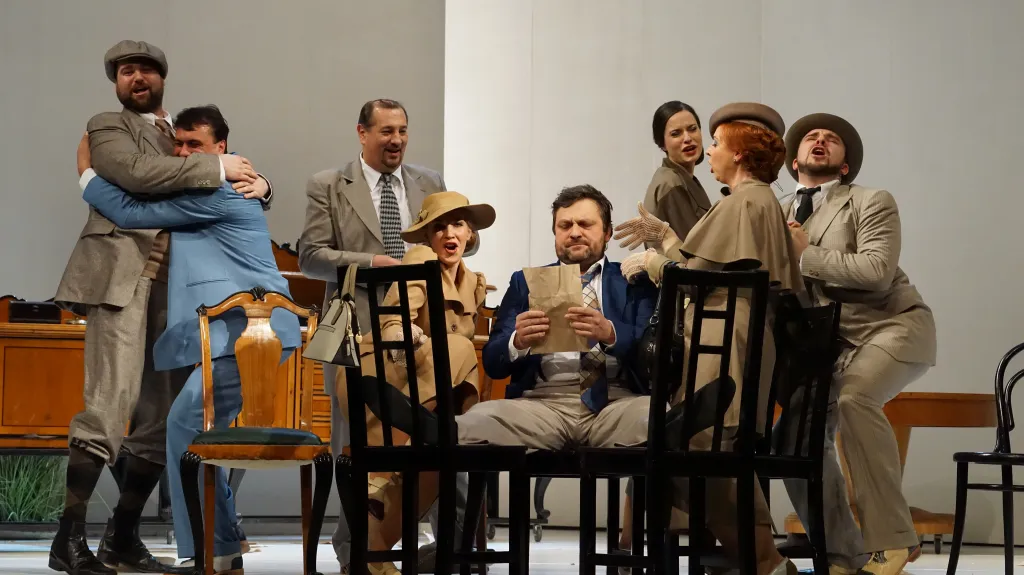 Gustav Beláček (uprostřed) jako Gianni Schicchi