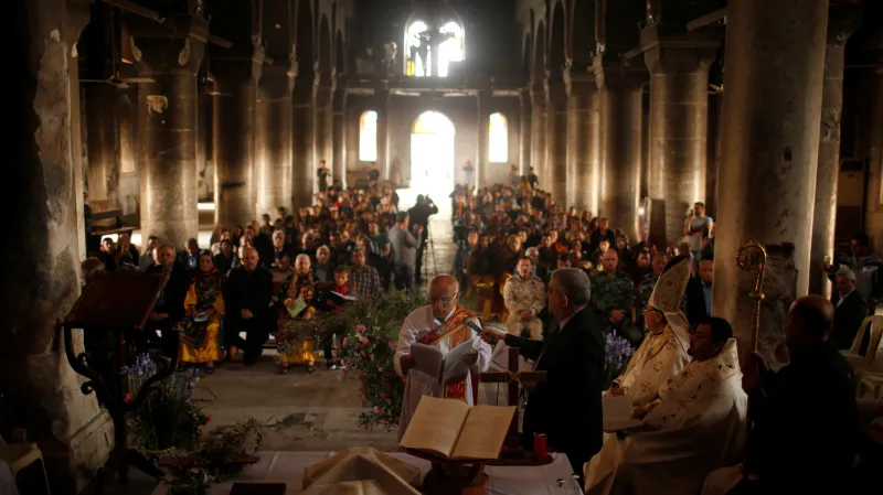 Iráčtí křesťané slaví ve vypáleném kostele první Květnou neděli poté, co armáda z oblasti vyhnala radikály z Islámského státu