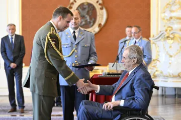 Prezident povýšil budoucího náčelníka generálního štábu Řehku na generálmajora 
