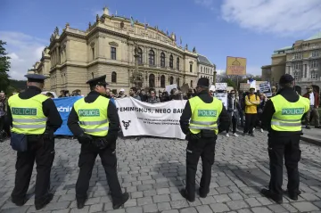 Prahou prošli zastánci i odpůrci práva na interrupci. U Rudolfina je oddělili těžkooděnci