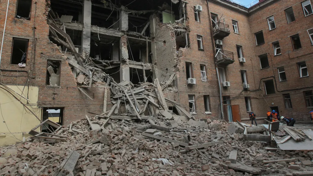 Následky ruského dronového útoku na Dnipro