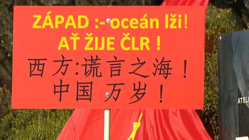 Bez komentáře: Příznivci a odpůrci čínského prezidenta u Chotkových sadů