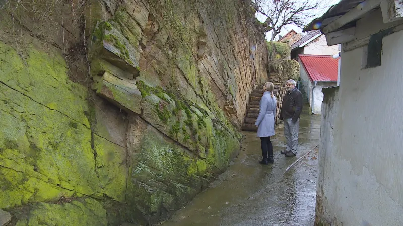 Uvolněné skály ohrožují domy pod svahem v Plavči