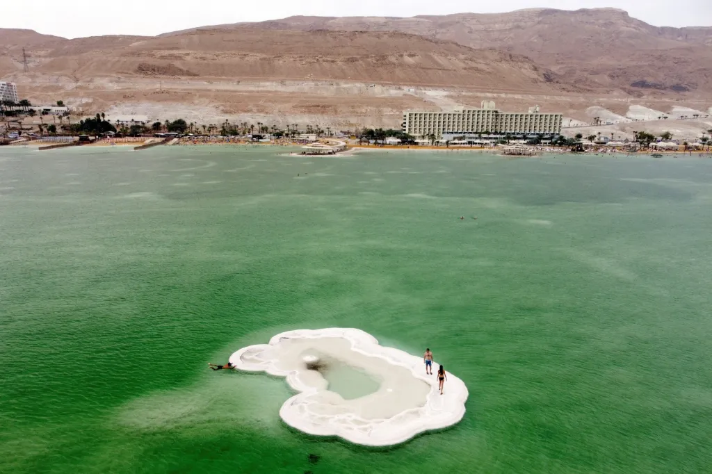 Návštěvníci zkoumají solný ostrůvek, který se objevil po poklesu vody v Mrtvém moři poblíž letoviska Ein Bokek v Izraeli