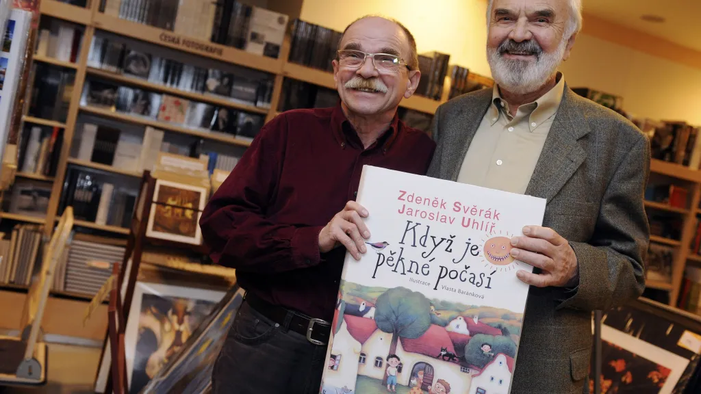 Jaroslav Uhlíř a Zdeněk Svěrák s knihou Když je pěkné počasí, kterou ilustrovala Vlasta Baránková (říjen 2011)