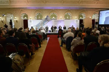 Forum 2000: Demokracie se ve většině světa neudržela, ohrožují ji i sociální sítě