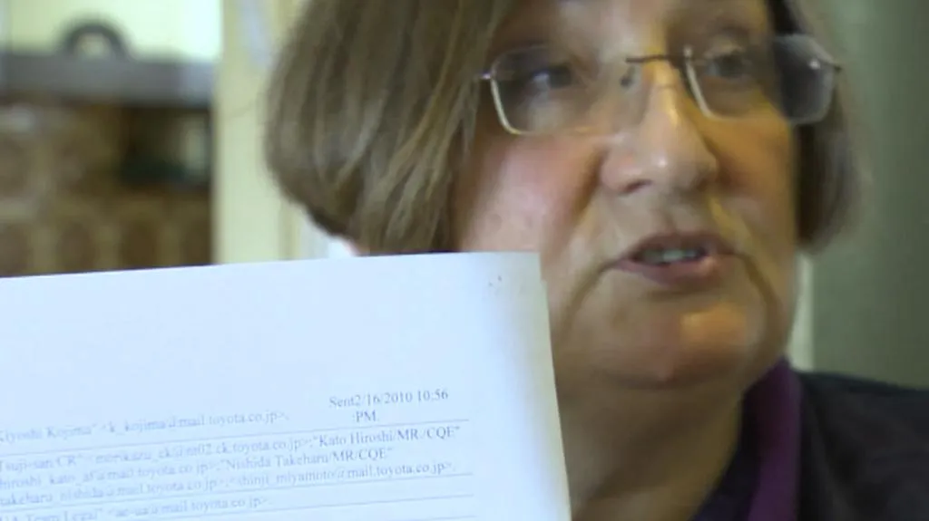Betsy Benjaminsonová ukazuje část firemních dokumentů