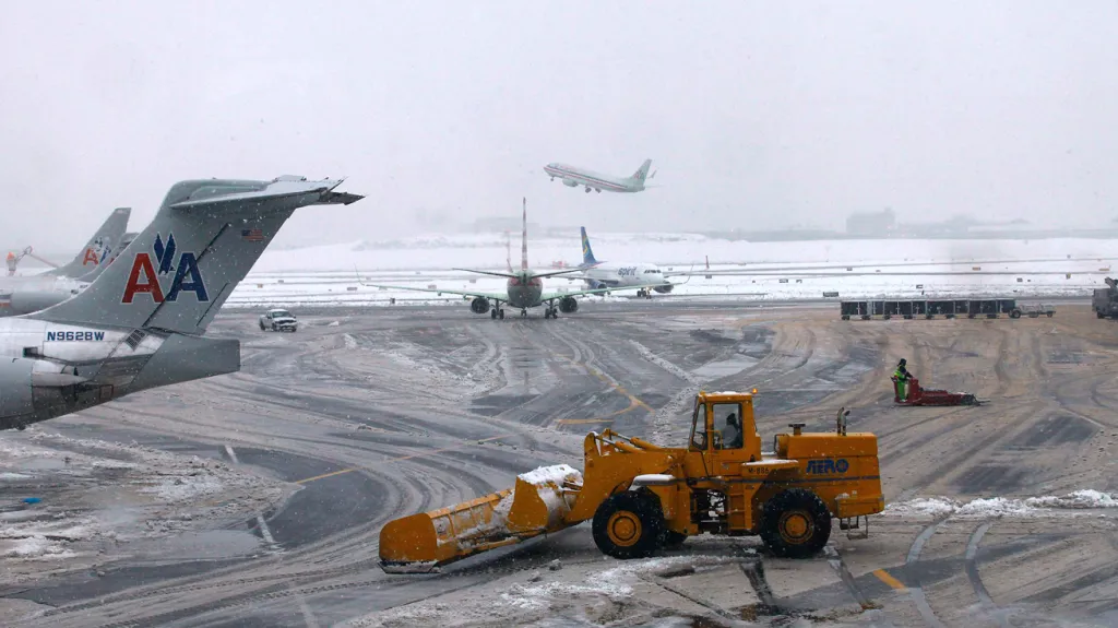 Newyorské letiště LaGuardia ochromil sníh