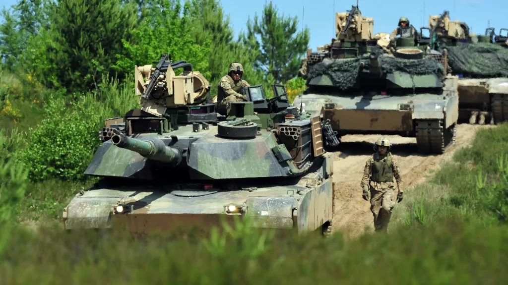 Tanky se připravují na vojenské cvičení Anakonda na severozápadě Polska