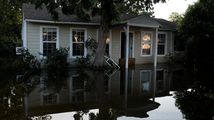 Pohled na dům po hurikánu Beryl v texaském Houstonu