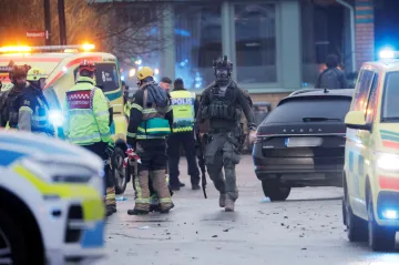 Střelbu v areálu školy ve Švédsku nepřežilo asi deset lidí, uvedla policie