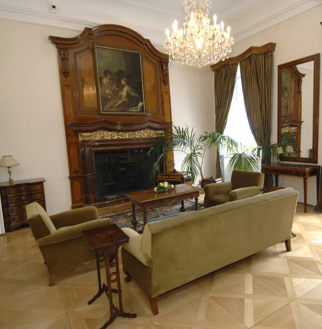 Knihovna v 1. patře. Místnost, kde se konala abdikace prezidenta T.G.Masaryka.