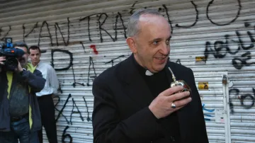 Kardinál Jorge Mario Bergoglio s argentinským národním nápojem maté