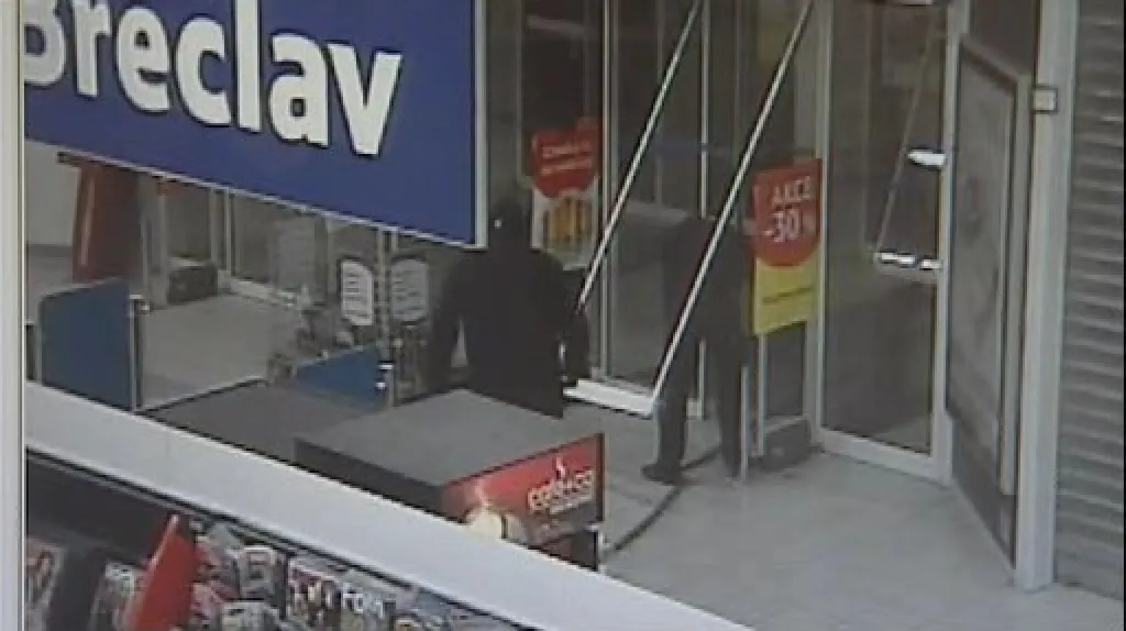Maskovaní zloději ukradli bankomat