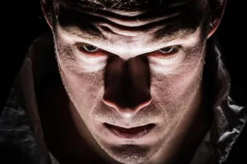 Temná triáda může fungovat jako adaptace na stres. Vědci popsali možné evoluční příčiny psychopatie