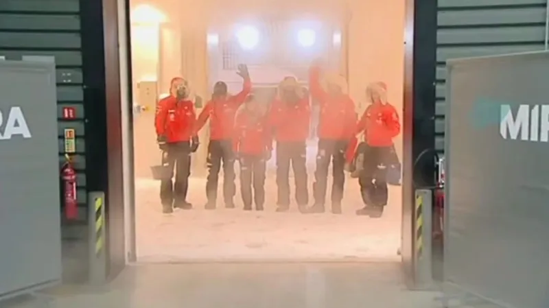 Členové expedice tréninkově nocovali v mrazáku