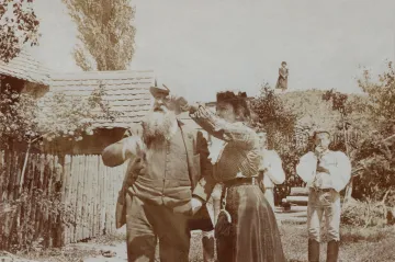 Při návštěvě Prahy a Moravy si sochař Rodin neoddechl. Čekaly ho špalíry vítačů a zážitková turistika po folkloru