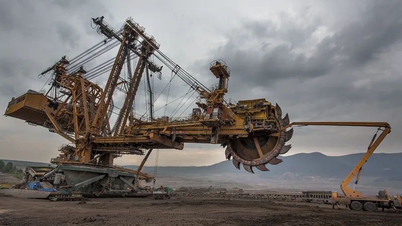 Těžba uhlí v lomu ČSA