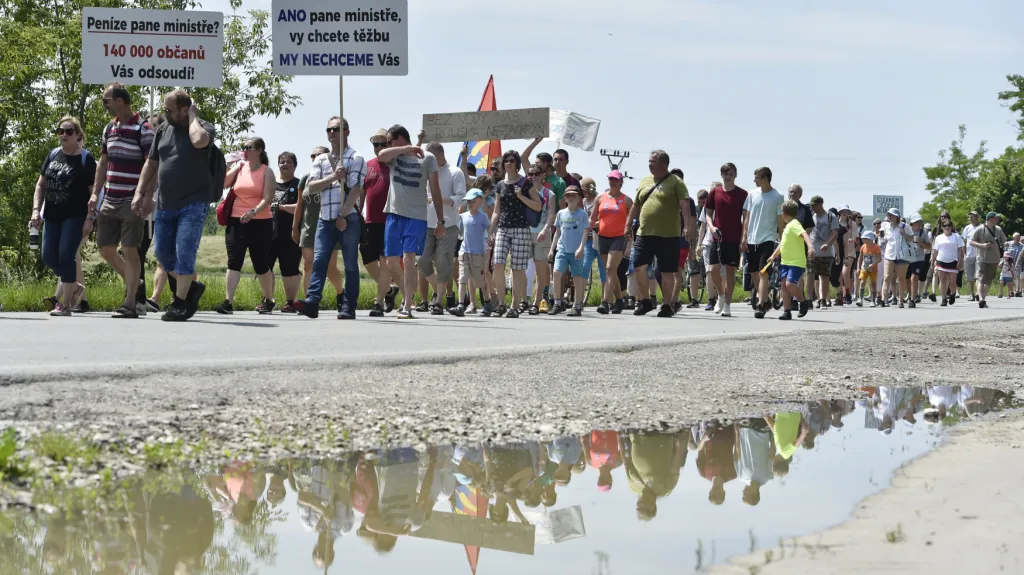 Protestní pochod proti těžbě štěrkopísku u Moravského Písku