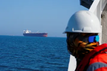 Konvoj tankerů proplouvá otevřeným Hormuzským průlivem