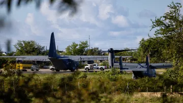 Letoun C-130 (vlevo), ilustrační snímek