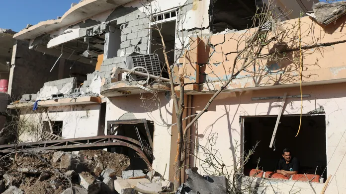 Trosky domu zničeného při sebevražedném útoku IS
