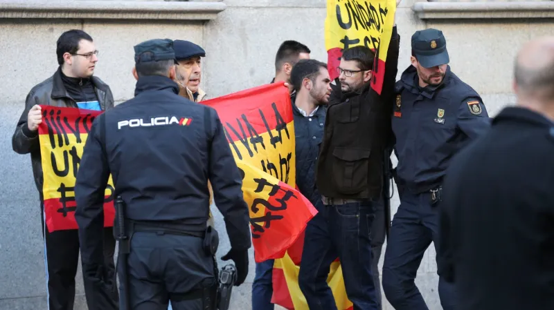 Před soudem čekali příznivci i odpůrci bývalého katalánského vedení