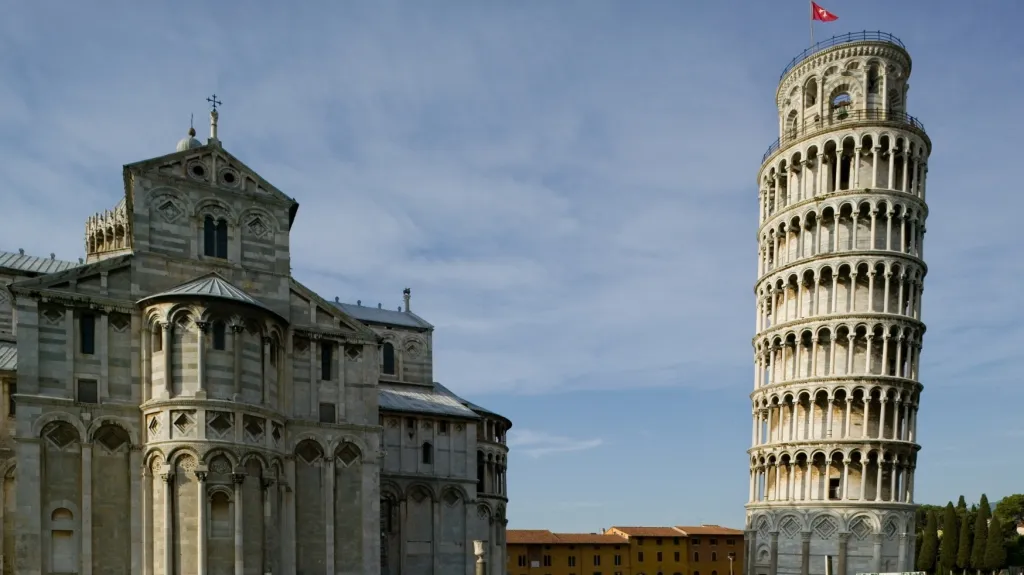 Šikmá věž v Pise, jeden ze středověkých divů světa