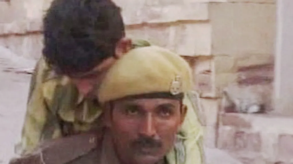 Indický policista pomáhá raněným