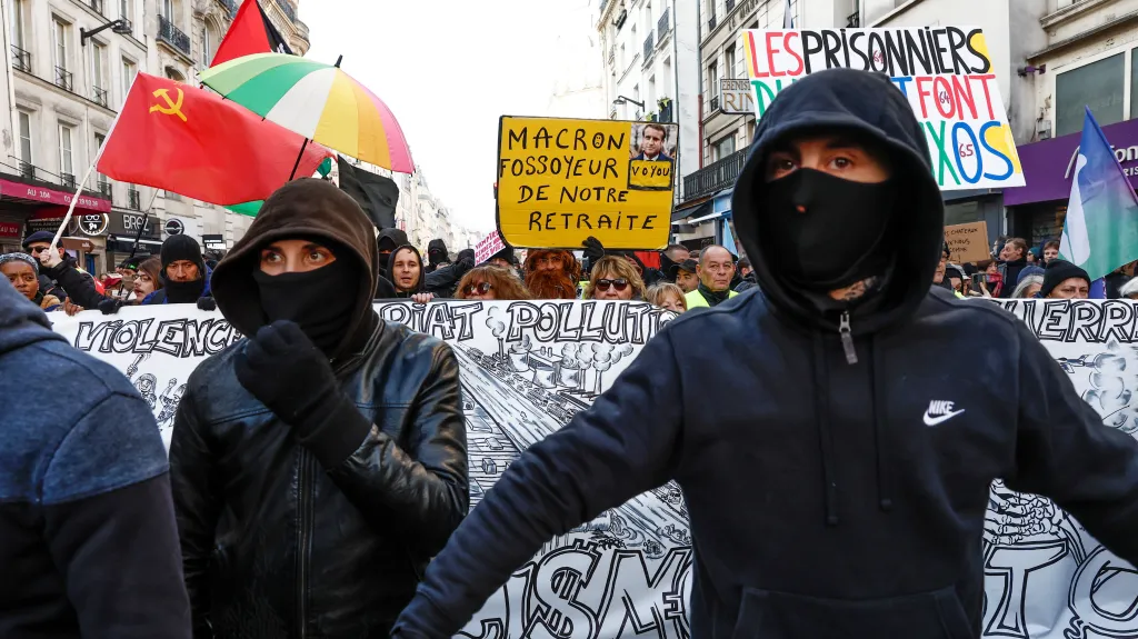 Protest v Paříži proti důchodové reformě prezidenta Macrona
