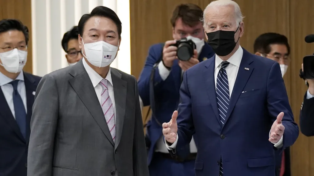 Joe Biden s Jun Sok-jolem na návštěvě výrobního centra Samsung Electronics
