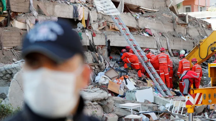 Práce záchranářů po zemětřesení v tureckém Izmiru