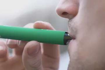 Ministerstvo chce zakázat ochucené e-cigarety